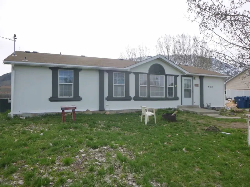 Manufactured house and front yard